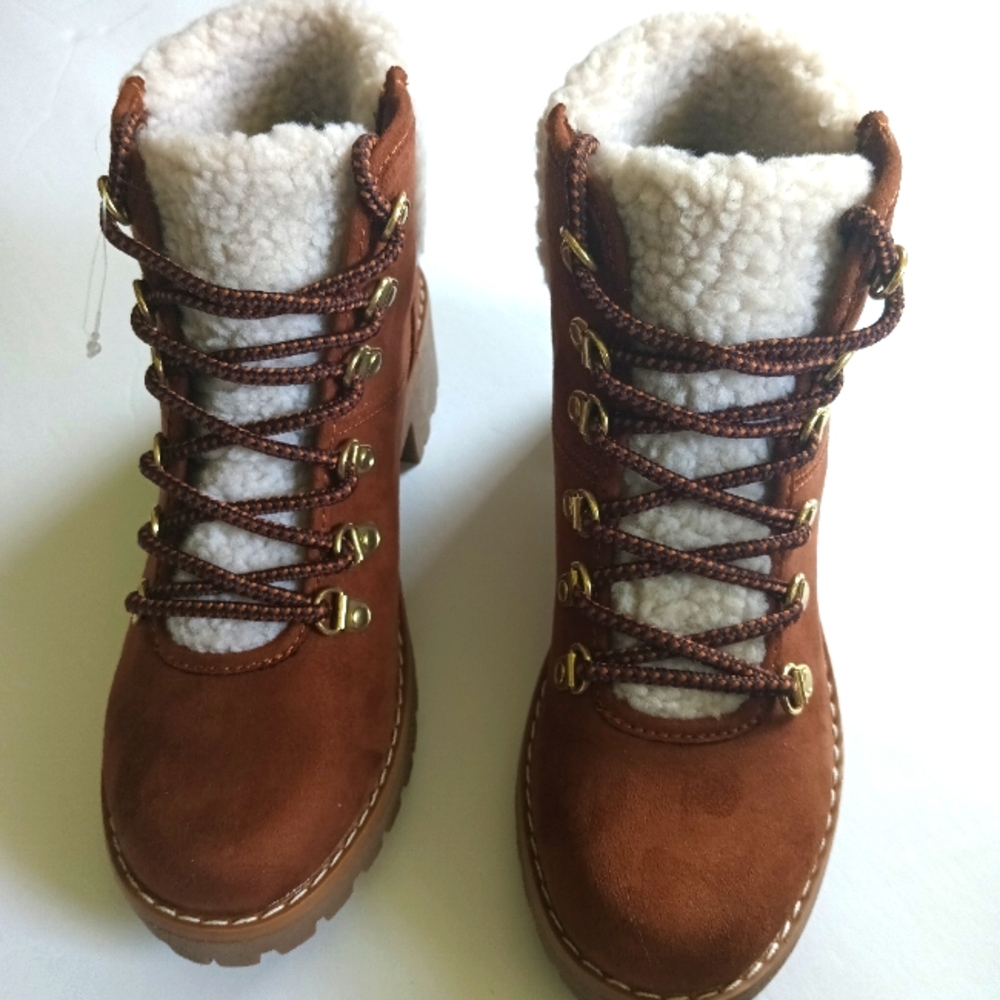 Women's St. John's Bay Boots 6.5, New In Box